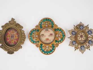 Vente aux enchères 3 différents reliquaires XIXème en bronze, émail et verroterie.