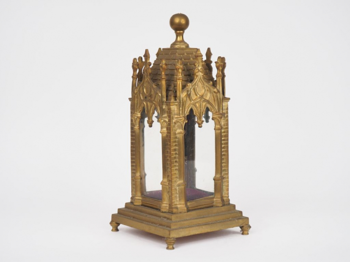 Reliquaire XIXème en forme de chapelle gothique. Dim. 35 x 15,5 x 16 c