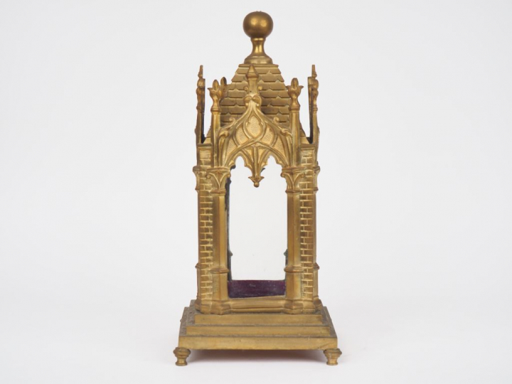 Reliquaire XIXème en forme de chapelle gothique. Dim. 35 x 15,5 x 16 c