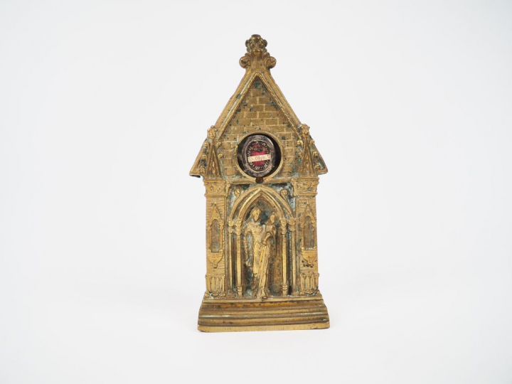 Reliquaire XIXème en bronze, en forme de chapelle gothique. Dim  13 x 