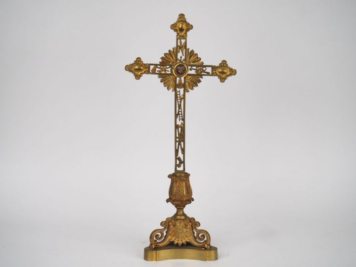 Crucifix reliquaire XIXème en bronze à décor des instruments de la Pas