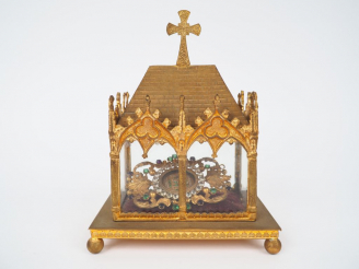 Vente aux enchères Reliquaire en forme de chasse gothique en métal doré. On y joint un re