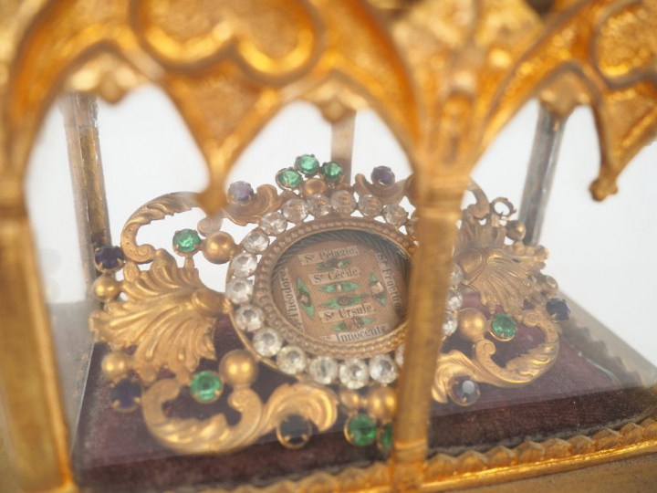 Reliquaire en forme de chasse gothique en métal doré. On y joint un re