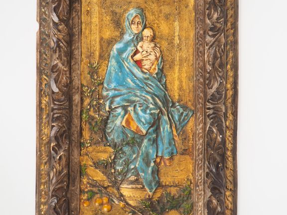 Tableau en stuc polychrome figurant une Vierge à l'Enfant dans un cadr