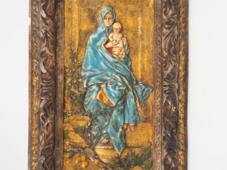 Vente aux enchères Tableau en stuc polychrome figurant une Vierge à l'Enfant dans un cadr