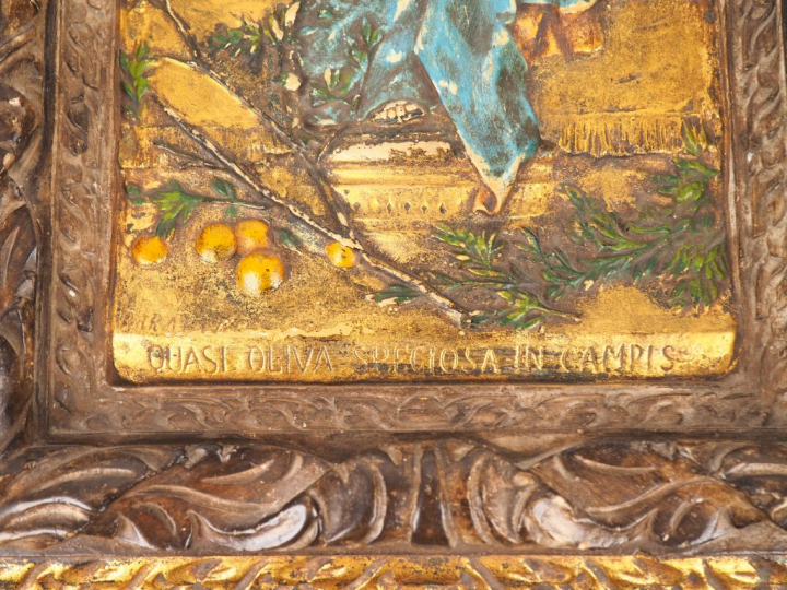 Tableau en stuc polychrome figurant une Vierge à l'Enfant dans un cadr