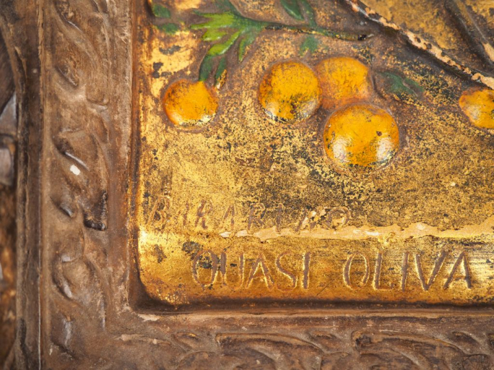 Tableau en stuc polychrome figurant une Vierge à l'Enfant dans un cadr