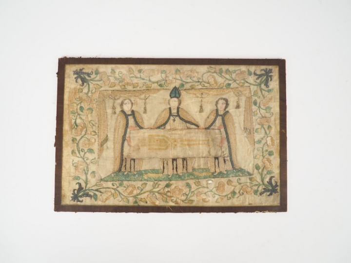 Soie brodée XVIIIème "trois écclésiastiques présentant le Saint Suaire