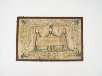 Vente aux enchères Soie brodée XVIIIème "trois écclésiastiques présentant le Saint Suaire