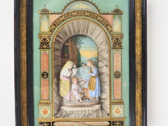 Encadrement XIXème en biscuit polychrome et verre églomisé "la Sainte 