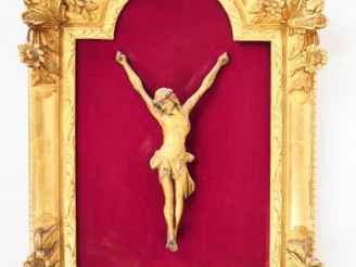 Vente aux enchères Crucifix en bois doré dans un beau cadre de style Régence en bois scul