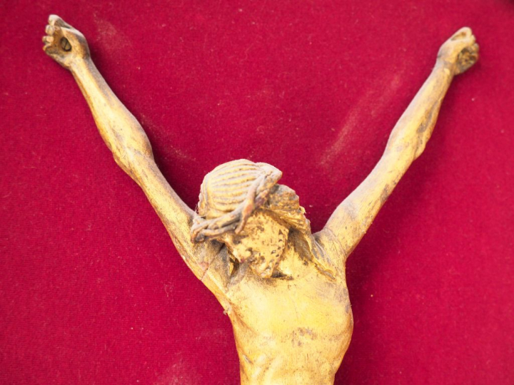 Crucifix en bois doré dans un beau cadre de style Régence en bois scul