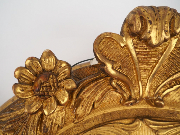 Crucifix en bois doré dans un beau cadre de style Régence en bois scul