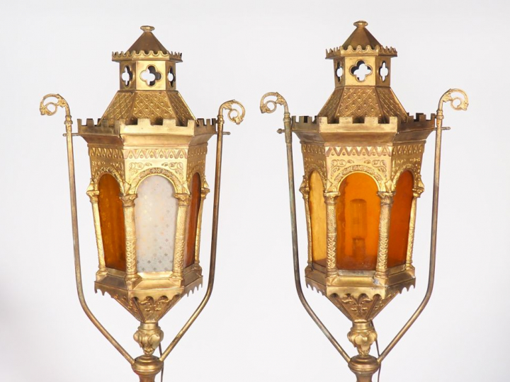 Paire de lanternes de procession de style gothique en tôle dorée. H. 5