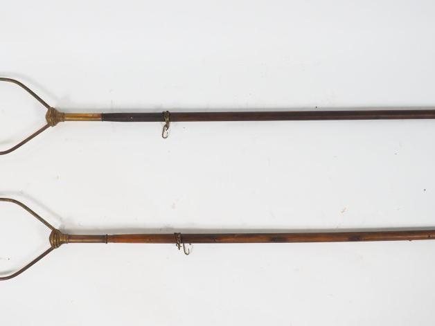 Paire de lanternes de procession de style gothique en tôle dorée. H. 5