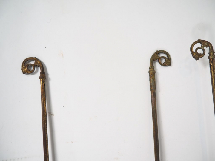 Paire de lanternes de procession de style gothique en tôle dorée. H. 5