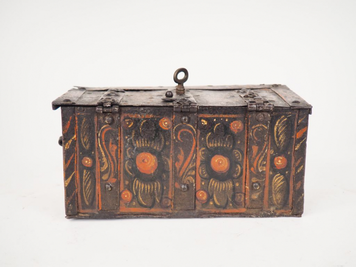 Cassette ou coffre à messages XVIIème en fer polychrome à décor de per