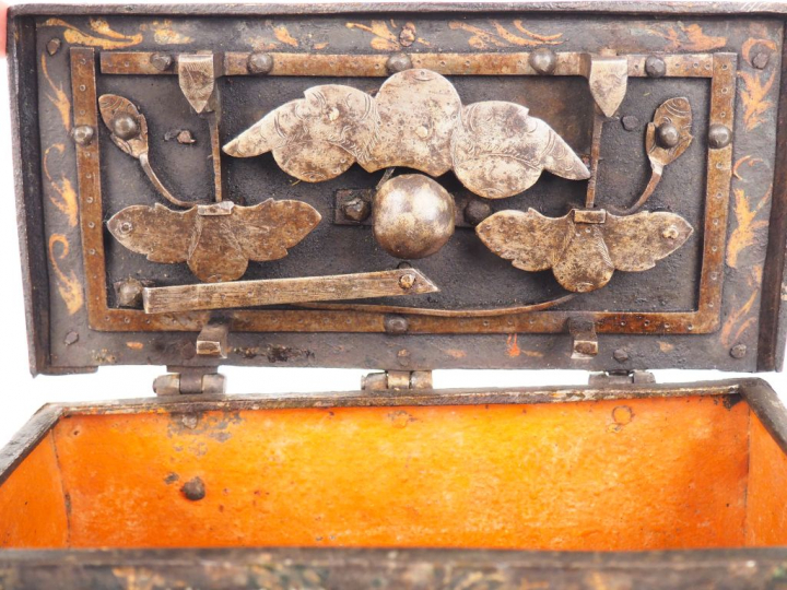 Cassette ou coffre à messages XVIIème en fer polychrome à décor de per