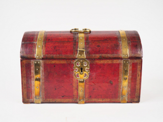 Vente aux enchères Coffret en bois de style Louis XIV gainé de cuir rouge et orné d'une f