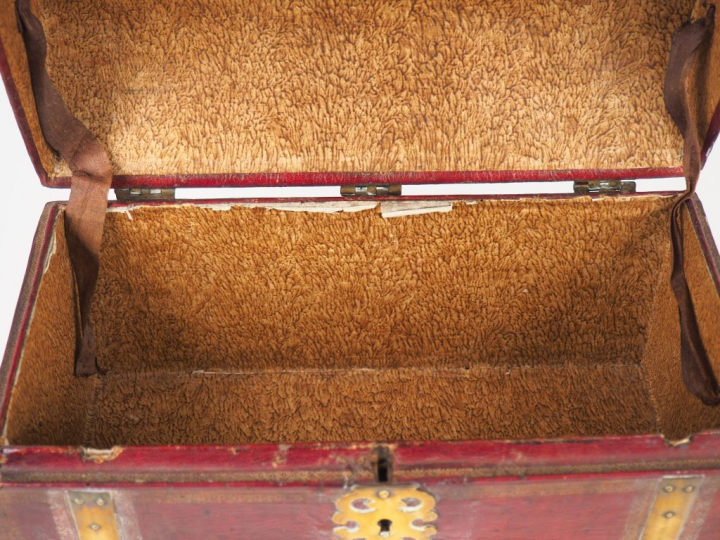 Coffret en bois de style Louis XIV gainé de cuir rouge et orné d'une f