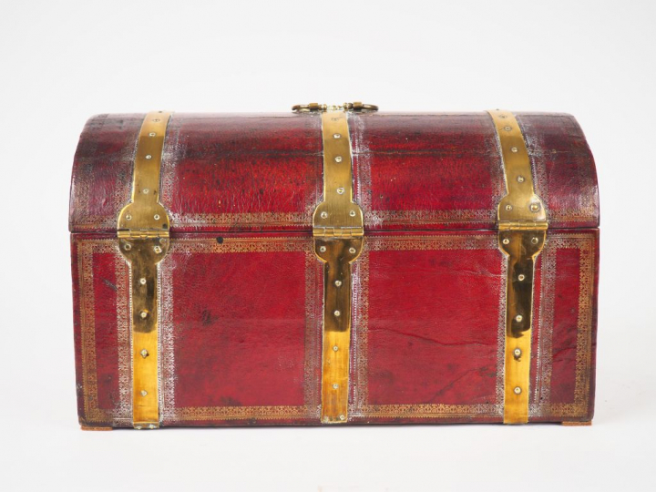 Coffret en bois de style Louis XIV gainé de cuir rouge et orné d'une f