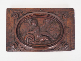 Vente aux enchères Panneau XVIIème en chêne sculpté à décor d'amour dans une mandorle ova