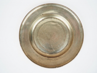Vente aux enchères Plat cardinal XVIIème en étain. Diam. 35,5 cm