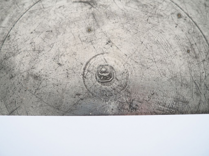 Plat cardinal XVIIème en étain. Diam. 35,5 cm