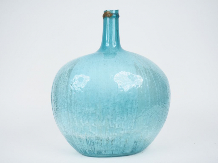 Grande dame jeanne XIXème à panse applatie en verre bleu soufflé de la