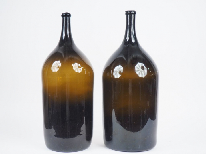 Deux très grandes bouteilles XIXème en verre fumé soufflé.
