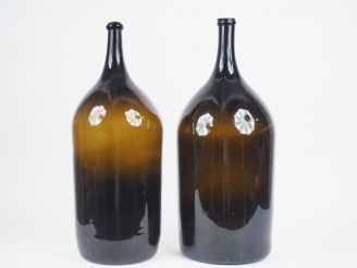 Vente aux enchères Deux très grandes bouteilles XIXème en verre fumé soufflé.