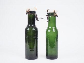 Vente aux enchères Paire de bouteilles à bière en verre fumé soufflé de la Verrerie des I