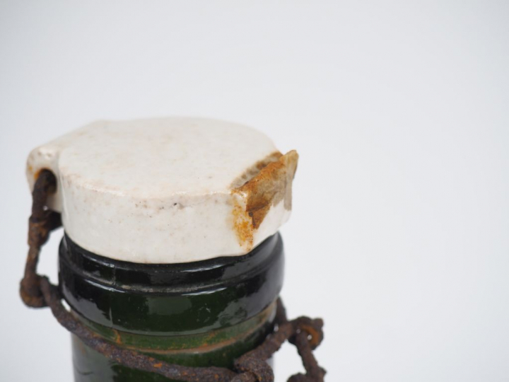 Paire de bouteilles à bière en verre fumé soufflé de la Verrerie des I