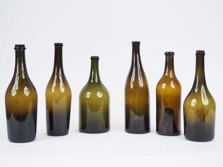 6 bouteilles XIXème en verre soufflé fumé.