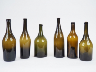 Vente aux enchères 6 bouteilles XIXème en verre soufflé fumé.