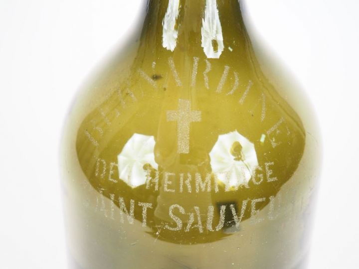 6 bouteilles XIXème en verre soufflé fumé.