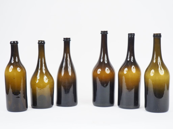 6 bouteilles XIXème en verre soufflé fumé.