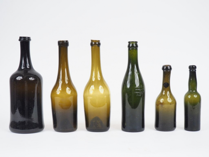 6 petites bouteilles XIXème en verre soufflé et fumé.