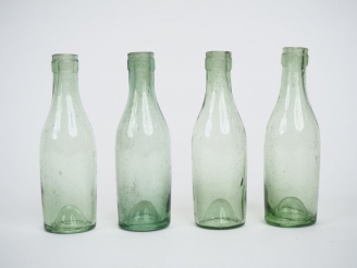 Vente aux enchères 4 petites bouteilles ou mignonettes en verre soufflé. H. 11 cm