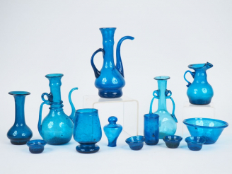 Vente aux enchères 12 pièces en verre soufflé bleu. : porrons, vases, coupelles.