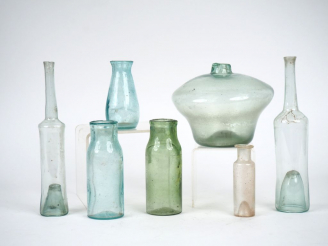 Vente aux enchères 7 bouteilles ou flacons en verre soufflé.