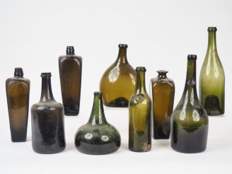 Vente aux enchères 5 bouteilles XIXème en verre soufflé fumé et 4 bouteilles XIXème en ve