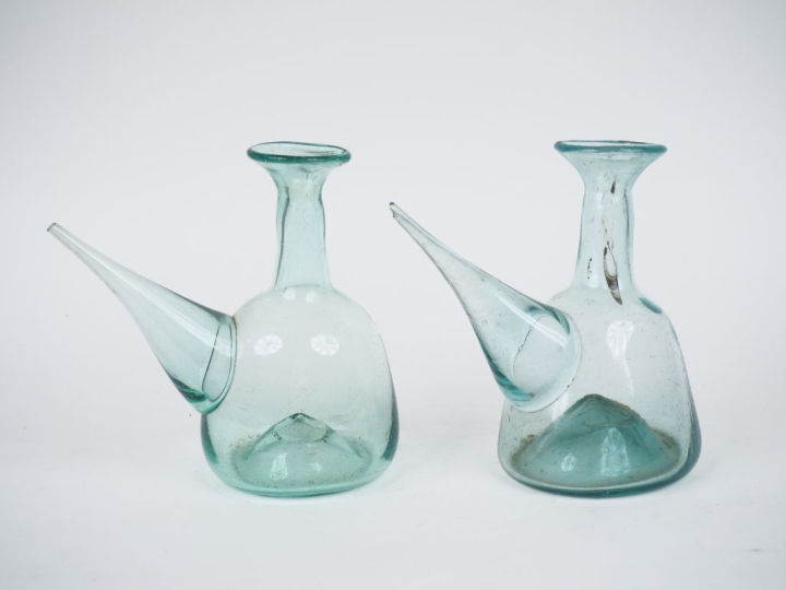 2 porrons en verre soufflé. (égrenure au bec)