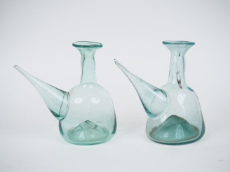 Vente aux enchères 2 porrons en verre soufflé. (égrenure au bec)