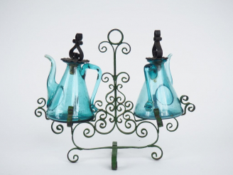Vente aux enchères Huilier vinaigrier en verre soufflé et tôle verte.
