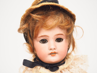 Vente aux enchères Poupée DEP taille 6, tête porcelaine de fabrication allemande, bouche 