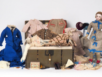 Vente aux enchères Poupée de fabrication française GAUTIER Circa 1870 avec son trousseau 