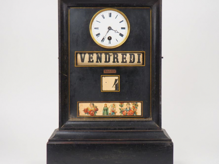 Pendule borne calendrier Napoléon III en bois noirci. Avec son balanci