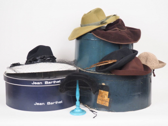 Vente aux enchères 3 différentes boites à chapeau dont une de Jean Barthet avec son chape