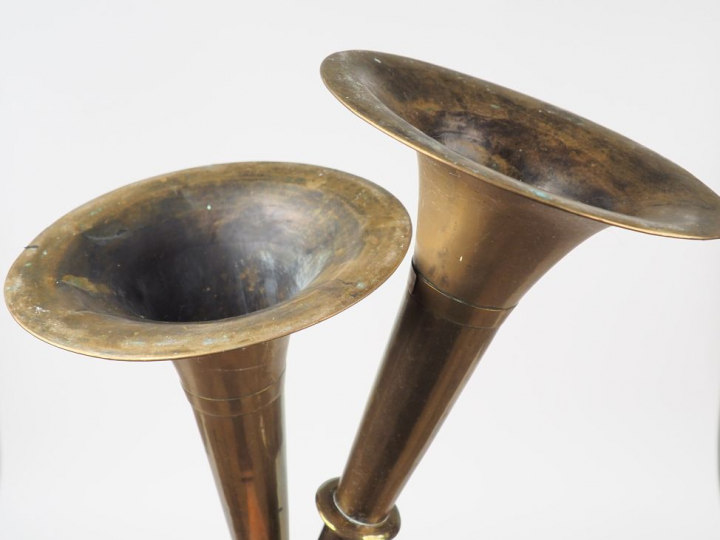 Deux grandes et longues trompettes en cuivre. (soudures) H. 164 cm et 